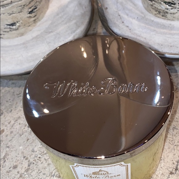 Host Pick:   Bath & Body Works White Barn Candle - Picture 2 of 8